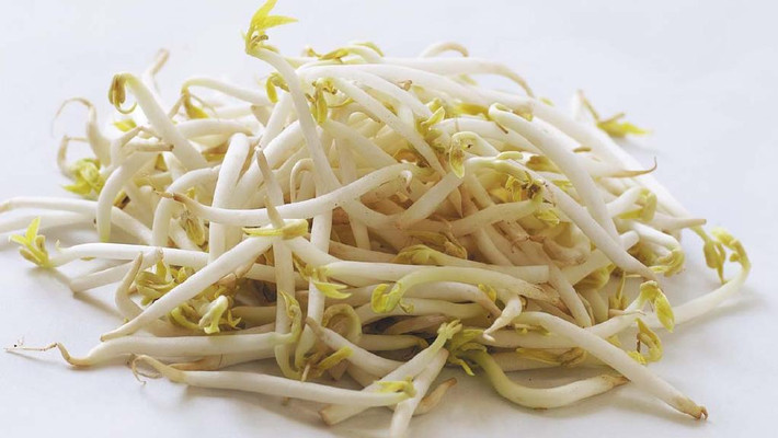 Giá đỗ chứa nhiều vitamin và khoáng chất giúp thông tiểu, đồng thời lượng kẽm có trong giá đỗ cũng giúp hạn chế viêm nhiễm đường tiết niệu - nguyên nhân gây tiểu đêm. (Nguồn Newsapi)