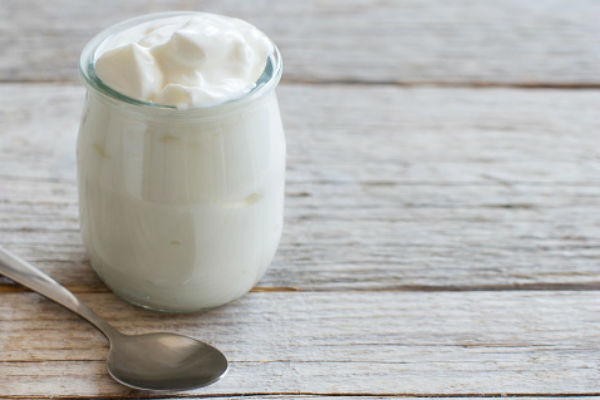 Ngoài ra, bạn nên ăn sữa chua hàng ngày. Lợi khuẩn probiotic có trong sữa chua sẽ giúp ngăn chặn vi khuẩn có hại trong bàng quang. Bạn sẽ tránh được nguy cơ mắc viêm bàng quang, đồng nghĩa với việc tránh xa được chứng tiểu đêm. (Nguồn Akc)