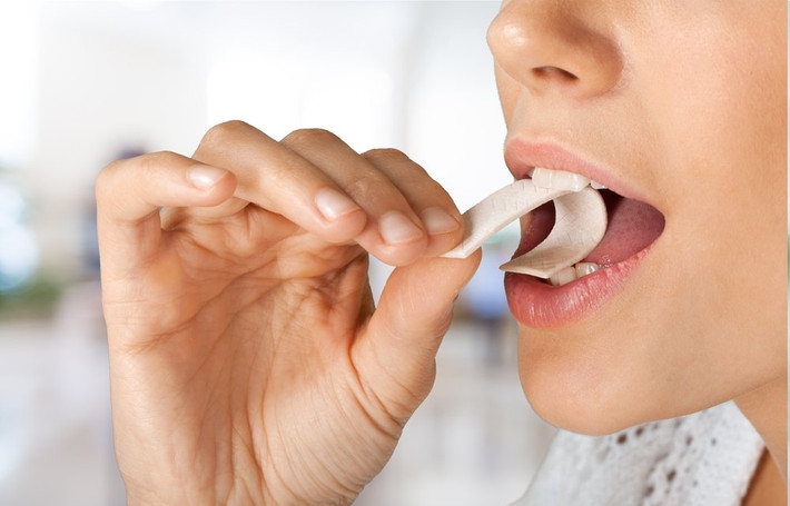 Bạn có biết nhai kẹo cao su có thể giúp bạn cải thiện hệ tiêu hóa? Dù không trực tiếp tiêu hóa thức ăn nhưng nhai kẹo cao su kích thích tuyến nước bọt và các enzym hỗ trợ tiêu hóa, khiến quá trình tiêu hóa diễn ra dễ dàng hơn. (Nguồn Scienceabc)
