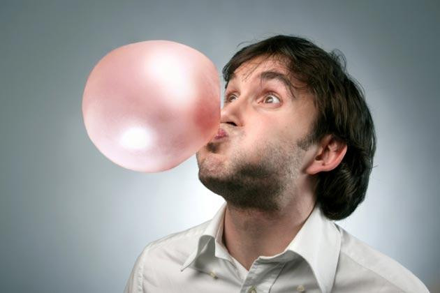 Vì vậy, với những người đang cố gắng cai thuốc hay bỏ rượu thì nhai kẹo cao su là một lựa chọn phù hợp. (Nguồn Psu)