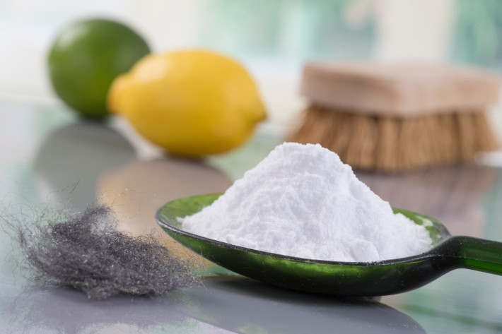Ngoài ra, bạn có thể sử dụng bột nở trộn với nước cốt chanh, sau đó thoa hỗn hợp này vào lưỡi. (Nguồn Care2)
