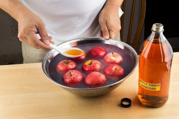 Trong nước máy bạn sử dụng để rửa rau quả chứa clo và các hợp chất làm sạch khác. Đây là tác nhân gây cản trở việc khử vi khuẩn và hóa chất trong rau củ. Vì vậy, bạn có thể sử dụng nước đun sôi để nguội để rửa rau cũ sẽ an toàn hơn. (Nguồn Naturallivingideas