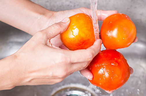 Muối có tác dụng diệt khuẩn trong khi giấm có thể tiêu diệt bọ, côn trùng nhỏ ẩn nấp trong rau xanh. Dung dịch nước muối và chanh là dung dịch an toàn tuyệt đối để ngâm rau củ quả. (Nguồn Wpengine)