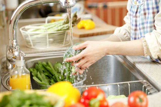 Mẹo hay để rửa sạch rau quả là ngâm vào nước vo gạo. Nước vo gạo có thể trung hòa độc tính của tàn dư thuốc trừ sâu còn sót lại trên rau quả. (Nguồn Renegadehealth)