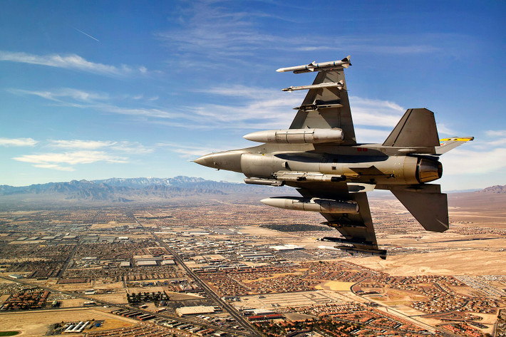Máy bay chiến đấu F-16 Fighting Falcon đã chứng minh được khả năng của mình trên chiến trường kể từ khi ra mắt vào năm 1978, với hơn 4.500 chiếc đã được bán cho 25 quốc gia. Điều này khiến F-16 trở thành một trong những loại máy bay chiến đấu được tiêu thụ nhiều nhất trên thế giới. Tuy nhiên, là một máy bay thế hệ thứ tư, F-16 không có khả năng tàng hình và hệ thống tác chiến điện tử tiên tiến như máy bay KF-21 của Hàn Quốc. Với mức giá ước tính khoảng 43 triệu USD mỗi chiếc, F-16 là một lựa chọn rẻ hơn so với KF-21.