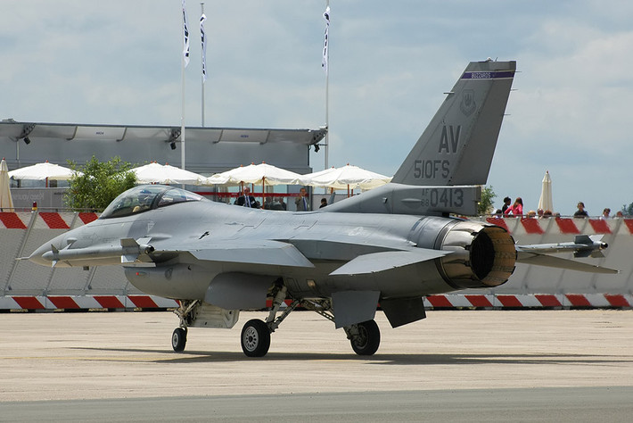 F-16 nổi tiếng với khả năng chiến đấu không đối không linh hoạt, kết hợp giữa hệ thống radar, thiết bị điện tử hàng không tiên tiến và một loạt các tên lửa dẫn đường chính xác. Đặc biệt, radar AN/APG-66(V2) của nó có khả năng theo dõi nhiều mục tiêu cùng lúc, cung cấp phạm vi phát hiện và độ chính xác cao. F-16 có thể mang nhiều loại tên lửa không đối không, như AIM-120 AMRAAM cho các cuộc tấn công ngoài tầm nhìn và AIM-9X Sidewinder cho các trận không chiến gần. Với khả năng ngắm bắn từ góc hẹp, AIM-9X có thể khóa mục tiêu từ các góc cực đại, giúp F-16 chiếm ưu thế trong các trận không chiến gần.