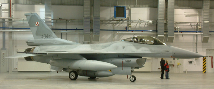 Ngoài khả năng không đối không, F-16 còn có khả năng đa nhiệm, phù hợp cho nhiều loại nhiệm vụ, bao gồm tấn công mặt đất. Khả năng đối đầu với nhiều mục tiêu ở các khoảng cách khác nhau, cùng với các biện pháp phòng thủ tích hợp, giúp F-16 có một cách tiếp cận cân bằng trong chiến tranh hiện đại.