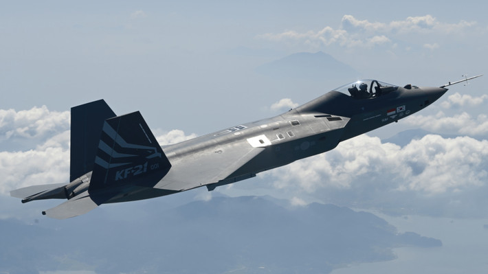 Korea Aerospace Industries (KAI) cũng đang tận dụng thành công trước đó trong xuất khẩu máy bay quân sự. Năm 2014, KAI đã giao 12 chiếc FA-50 cho Philippines và tiếp tục cung cấp hỗ trợ quân sự và hậu cần, bao gồm bảo dưỡng và sửa chữa. Các mẫu tương tự cũng đã được bán cho các quốc gia như Ba Lan và Malaysia. KAI hy vọng sẽ tiếp tục thành công này bằng cách cung cấp dịch vụ nâng cấp hệ thống và vũ khí cho KF-21 nếu Philippines lựa chọn.