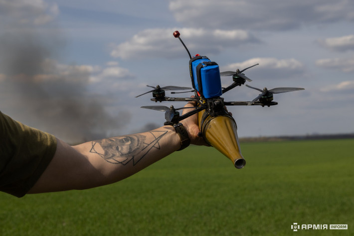 Máy bay không người lái FPV được trang bị thuốc nổ nhỏ nhưng mạnh, thường tiếp cận xe tăng ở độ cao thấp để tránh bị phát hiện. Các binh sĩ Nga thường phối hợp các cuộc tấn công bằng máy bay không người lái FPV với các cuộc tấn công bằng pháo binh, để đánh lạc hướng kíp lái xe tăng và khiến xe dễ bị tấn công trên không hơn.