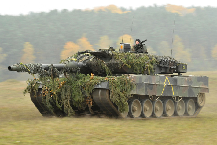 Xe tăng Leopard được viện trợ cho Ukraine là một trong những phương tiện bọc thép tiên tiến nhất trong kho vũ khí của NATO, đóng vai trò là công cụ mạnh mẽ trong các nỗ lực phòng thủ và phản công của Ukraine. Những chiếc xe tăng này chủ yếu là các mẫu Leopard 2A4 và 2A6. Ảnh: Wikipedia.