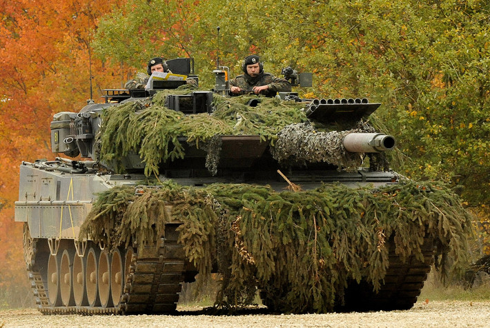 Một số điểm yếu cụ thể của Leopard 2A6 là không có lồng chống máy bay không người lái, một biện pháp cần thiết mà những xe tăng hiện đại hiện đang áp dụng để đối phó với các mối đe dọa trên không. Nếu không có những chiếc lồng này, Leopard 2A6 sẽ dễ bị máy bay không người lái phá hủy. Ảnh: Wikipedia.