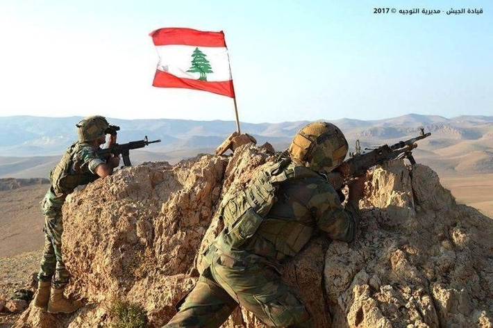 Nếu như Hezbollah thực là một lực lượng vũ trang mạnh khi có xe tăng và cả hệ thống phòng không của riêng mình, vậy trang bị và quân số của Quân đội chính phủ Lebanon ra sao so với nhóm Hồi giáo trên.