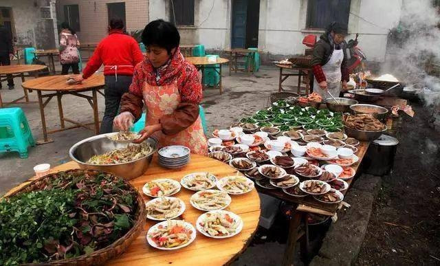 Khi bữa tiệc bắt đầu, không một ai xuất hiện. Anh Trương đứng trong sân nhà trống rỗng, nhìn bàn tiệc đầy thức ăn mà lòng đầy phẫn nộ và khó hiểu. Anh cho rằng mình đã mời mọi người với tấm lòng chân thành, nhưng đổi lại chỉ là sự trống trải. Quá buồn lòng, anh chia sẻ câu chuyện của mình lên mạng xã hội.