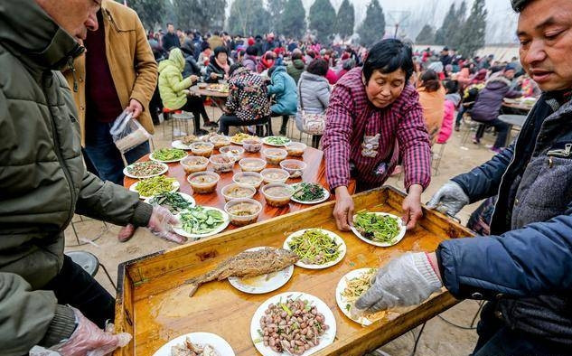 Ở một ngôi làng hẻo lánh của tỉnh Thiểm Tây (Trung Quốc), chủ nhà đã kỳ công chuẩn bị một bữa tiệc thịnh soạn, trang trí chu đáo, nhưng các vị khách lại vắng bóng, để lại bàn tiệc trống trơn. Tại sao lại như vậy? Nguyên nhân phía sau thật khiến nhiều người phải than thở, đồng tình với dân làng nơi đây. (Nguồn: Toutiao)