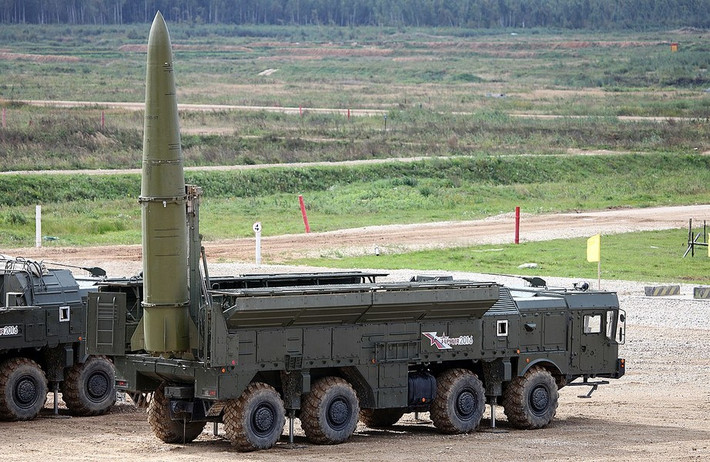 Cần phải nói đến thực tế nữa là Nga từng đưa ra giả thuyết về Iskander-1000 trong bối cảnh xuất hiện lời cảnh báo từ Điện Kremlin, đó là họ sẽ thực hiện tuyên bố vào năm 2019 - triển khai tên lửa tầm trung phóng từ mặt đất với tầm bắn vượt quy định của Hiệp ước INF.
