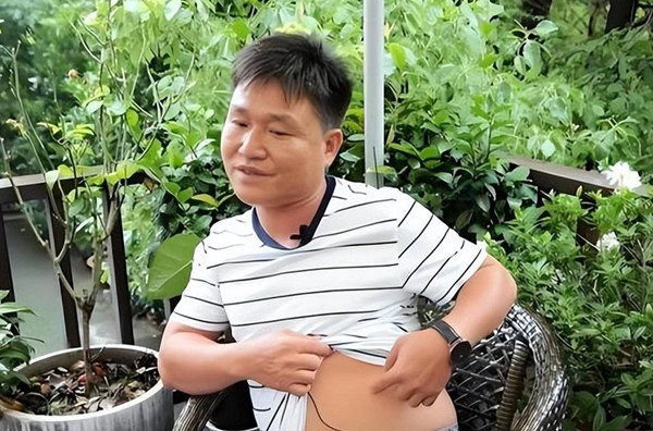 Tuy nhiên, làm sao một đứa trẻ ba tuổi lại có ý tưởng về kiếp trước và kiếp này, còn nói rõ ràng tên của mình và tên cha trong kiếp trước? Điều này khiến vợ chồng họ Đường bắt đầu nghi ngờ. Khi Đường Giang Sơn càng lớn, ký ức về thân thế kiếp trước của cậu càng rõ ràng, thậm chí cậu còn nhớ cả nguyên nhân mình chết ở kiếp trước. Trong ảnh là Đường Giang Sơn đang chỉ chỗ bị mình đâm kiếp trước.