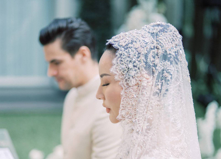 Trong cuộc hôn nhân ngắn ngủi chỉ diễn ra vài ngày này, người vợ sẽ phải quan hệ tình dục với người chồng. Khi người đàn ông kết thúc chuyến du lịch và rời khỏi Indonesia, cuộc hôn nhân tự động bị hủy bỏ.