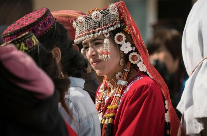 Đối với phụ nữ ở Tajikistan, đặc biệt là trong bối cảnh kinh tế khó khăn, chế độ đa thê đôi khi lại được xem như một lối thoát cho sự bất ổn tài chính và một cách để đảm bảo tương lai của con cái. Những người phụ nữ từ các gia đình nghèo khó thường không phản đối chế độ này mà còn ủng hộ, họ đồng ý trở thành vợ lẽ với hy vọng có được sự ổn định về mặt kinh tế cho mình và con cái.