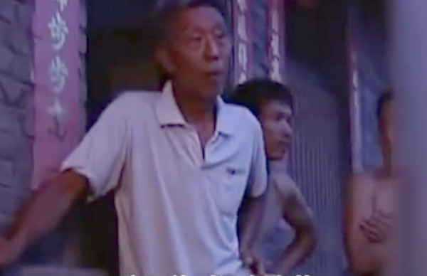Cảnh sát sau đó thu thập mọi vật chứng tại nhà Kiều Kiều, bao gồm cả chai sữa chua mà bé đã uống và những vật dụng mà cậu tiếp xúc trước khi qua đời. Bước ngoặt lớn đã xảy ra khi kết quả khám nghiệm tử thi được công bố. Nguyên nhân cái chết của Tiểu Siêu Nghị không phải là ngộ độc thực phẩm thông thường. Tổ chức dạ dày của bé bị tổn thương nghiêm trọng, thành dạ dày đã biến thành màu đen do tác động của một chất hóa học cực mạnh. Điều này cho thấy bé đã bị đầu độc bởi một loại chất độc cực kỳ nguy hiểm.
