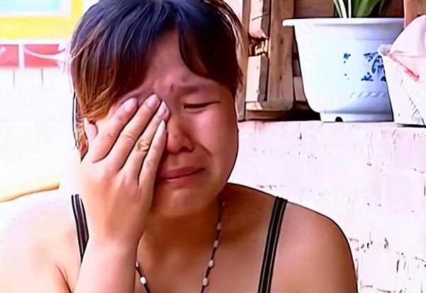 Tại Văn Thủy, tỉnh Sơn Tây (Trung Quốc), bé trai 2 tuổi tử vong sau khi uống một chai sữa chua trong vòng vài phút. Liệu có phải một chai sữa chua nhỏ bé có thể cướp đi mạng sống của đứa trẻ? Trong quá trình cảnh sát điều tra, mẹ đứa bé phát hiện một chứng cứ quan trọng, từ đó hé lộ âm mưu kinh hoàng. Vậy ai đã thực sự sát hại đứa trẻ này? (Nguồn: Sohu)