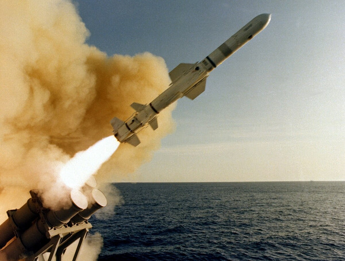 Tên lửa Harpoon ban đầu được chế tạo để cạnh tranh với tên lửa P-15 Termit do Liên Xô sản xuất. P-15 chính là nguyên nhân khiến tàu khu trục Eliat của Israel bị đánh chìm năm 1967. Từ sau sự kiện đó, người Mỹ hiểu rằng những tàu chiến mặt nước rất dễ bị vũ khí của Liên Xô tấn công. Ảnh: Wikipedia.