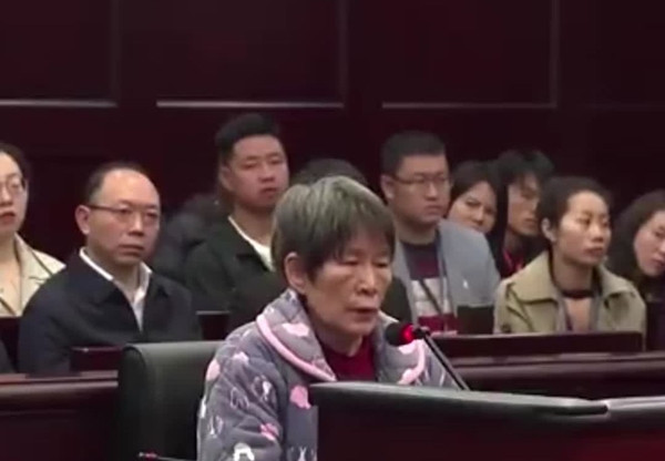 Cách đây vài ngày, vụ án Dư Hoa Anh bắt cóc, buôn bán trẻ em, đã được Tòa án Nhân dân Trung cấp Quý Dương, tỉnh Quý Châu, xét xử lại. Đây là lần thứ hai Dư Hoa Anh phải ra tòa tại đây. Vụ án thu hút sự chú ý đặc biệt của dư luận do tính chất nghiêm trọng. (Ảnh: Chinatimes, Sina, CE)