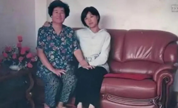 Triệu Ngọc Lệnh yêu cầu con gái mua nhà cho em trai để cậu thuận lợi trong việc lấy vợ. Khi Khánh Hương từ chối vì không đủ khả năng tài chính, ông nổi cơn thịnh nộ. Trong một phút điên cuồng, bất chấp sự can ngăn của vợ, Triệu Ngọc Lệnh đã dùng dao tấn công khiến cả Khánh Hương và chồng cô tử vong.