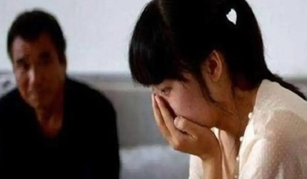 Mặc dù không được cha mẹ coi trọng, Khánh Hương vẫn nỗ lực học tập. Ban đầu, cha cô không muốn cho cô đi học, cho rằng con gái cuối cùng cũng sẽ lấy chồng. Tuy nhiên, sau khi nhận ra tiềm năng học tập của con gái, ông đã cho phép cô tiếp tục học với điều kiện phải luôn đứng đầu lớp.