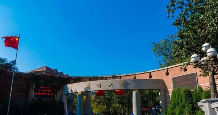 Năm 1990, Khánh Hương đỗ vào Đại học Nam Khai với thành tích xuất sắc, trở thành sinh viên đại học đầu tiên của làng. Thay vì vui mừng, cha cô lại yêu cầu cô phải tự trang trải học phí và gửi tiền về nhà để chữa bệnh cho em trai.
