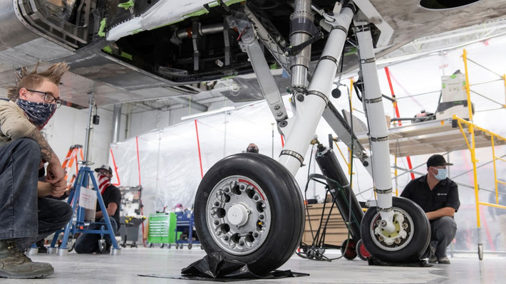 Boom Supersonic cũng thử nghiệm hệ thống kích thích dao động (FES). FES truyền rung động có chủ đích vào bộ khung của máy bay giúp kỹ sư phát hiện vấn đề tiềm ẩn ở kết cấu, đặc biệt khi bay ở tốc độ cao. Nhờ đó, vấn đề về kết cấu không phát sinh giữa chuyến bay.
