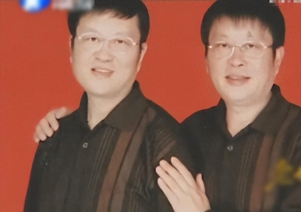 Chu Cần Dư lúc đầu không để ý lắm, trên thế giới này có quá nhiều người có nét giống nhau, có lẽ chỉ là một khoảnh khắc nào đó có dáng vẻ giống mình mà thôi, anh chỉ cười khi nghe con nói. Nhưng con gái vẫn miêu tả chi tiết dáng vẻ của người bán cá: "Bố không biết đâu, con còn nhận nhầm và gọi ông ấy là bố nữa kìa! Con và ông ấy đứng đối diện nhau nói chuyện, hành động và khuôn mặt của ông ấy y hệt bố!"