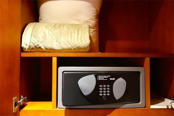 Cô Kim rất bối rối vì không hiểu 1.000 NDT (khoảng 3,6 triệu đồng) đã biến mất đi đâu. Cô liên lạc với chồng và nhận được lời khẳng định rằng anh không hề động đến tiền của cô. Điều này khiến cô càng bối rối hơn và không thể gạt bỏ sự nghi ngờ trong lòng. Cô quyết định để tiền ở nguyên vị trí đó và lên kế hoạch bắt kẻ trộm.