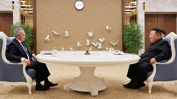 Trong khi phương Tây tiếp tục hỗ trợ mạnh mẽ cho Ukraine, Moscow đang cố gắng chứng minh rằng họ cũng không đơn độc, ngay cả khi phải dựa vào những đồng minh không chính thống như Triều Tiên.
