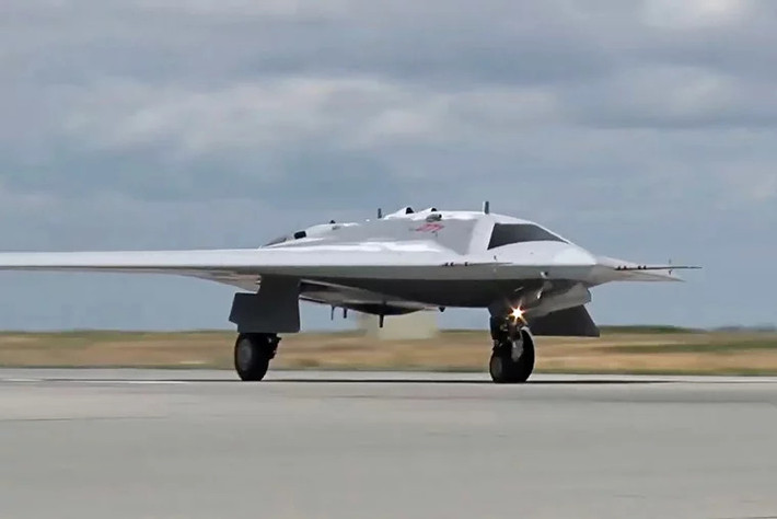 Theo nguồn tin từ trang The Warzone, UAV Okhotnik có thể đã bị mất kiểm soát khi đang bay cùng chiến đấu cơ Su-57 tại khu vực chiến trường Ukraine. Để ngăn không cho UAV rơi vào tay đối phương, máy bay Su-57 đã buộc phải bắn hạ UAV. Tuy nhiên, thông tin này chưa được chính thức xác nhận.