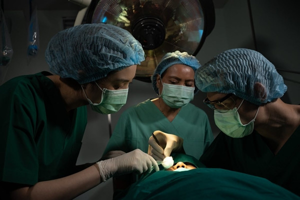 Cha của bé gái, anh Trương, khẳng định rằng bệnh viện chỉ tập trung kiểm tra mắt phải trước khi phẫu thuật và bác sĩ cũng chưa từng thông báo trước về việc xử lý phẫu thuật mổ mắt trái, gia đình không hiểu tại sao lại xảy ra sự việc này.