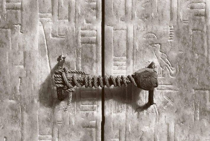 Mảnh vật thể độc đáo này là một con dấu 3.245 năm tuổi trên ngôi mộ của Tutankhamun. Bức ảnh được chụp ngay trước khi con dấu được phá vỡ vào năm 1922. Vua Tut là một pharaoh Ai Cập và là thành viên cuối cùng của triều đại thứ 18, trị vì trong thời kỳ được gọi là Vương quốc Mới.