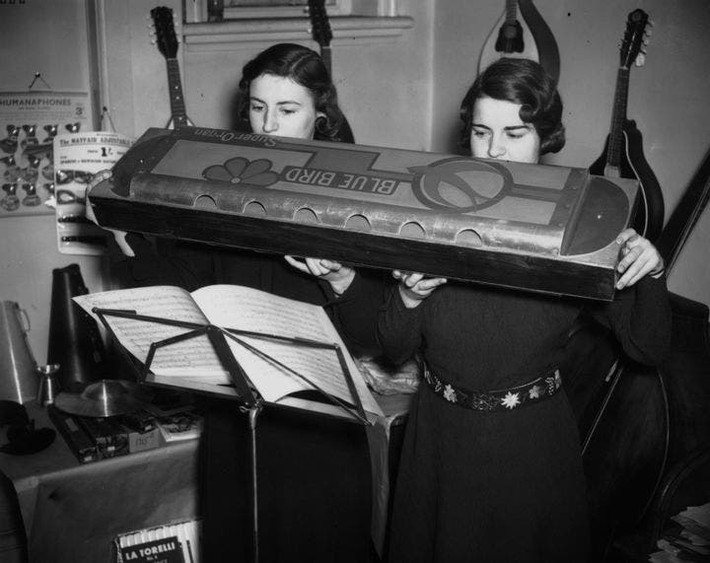 Kèn harmonica thường được biết đến với sự nhỏ gọn, giá thành rẻ, dễ sản xuất cũng như sử dụng. Tuy nhiên, bạn có thể thấy trong bức ảnh này một chiếc harmonica Blue Bird khổng lồ được hai cô gái chơi tại một cửa hàng nhạc cụ trên phố Regent, London (Anh), vào năm 1938.