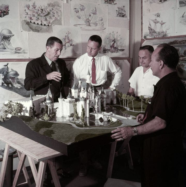Ước mơ của Walt Disney là tạo ra một nơi mà trẻ con và người lớn có thể chơi cùng nhau. Ông đã dành nhiều năm phát triển ý tưởng này. Đây là một bức ảnh hiếm hoi của Disney và đồng nghiệp của ông bên cạnh mô hình Disneyland vào năm 1954. \