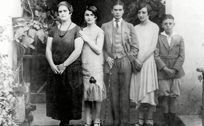 Frida Kahlo là một họa sĩ người Mexico nổi tiếng với tính cách mạnh mẽ và thái độ nổi loạn so với các chuẩn mực xã hội thời đó bởi cô thường xuất hiện trong trang phục nam giới. Đây là một bức ảnh hiếm hoi của Frida bên cạnh mẹ cô, Matilde, chị gái Cristina và các thành viên trong gia đình vào năm 1926.
