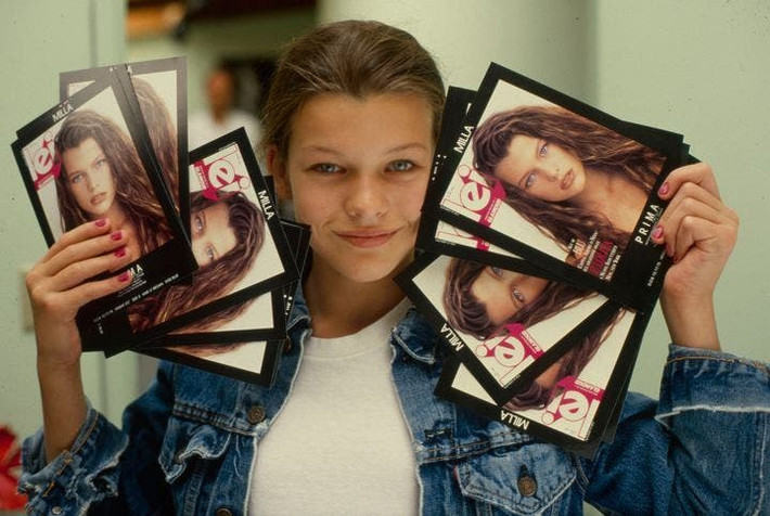 Milla Jovovich, sinh ra ở Ukraine, là một siêu mẫu, diễn viên, nhạc sĩ, ca sĩ kiêm nhà thiết kế thời trang và hiện trở thành cái tên quen thuộc ở Hollywood. Trong bức ảnh được chụp năm 1988 này, cô bé Jovovich 13 tuổi đang cầm bìa tạp chí Lei in hình mình.