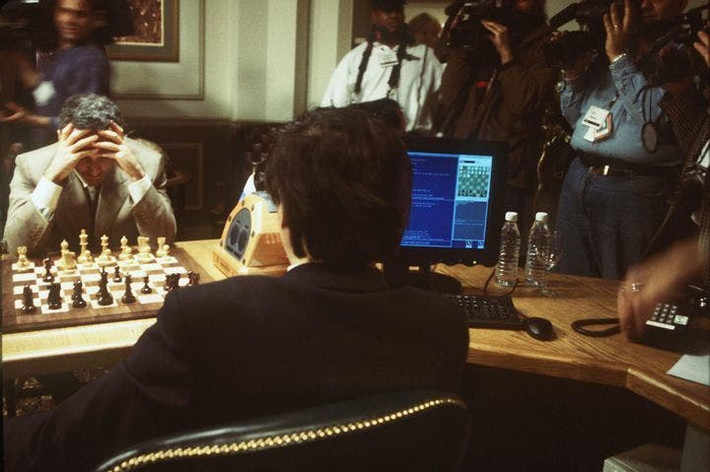 Vào năm 1997, Kasparov - bậc thầy cờ vua - đã bị một chiếc máy tính đánh bại. Bức ảnh từ trận đấu này hoàn toàn tóm gọn cảm xúc, sự bối rối và phản ứng tổng thể của Kasparov cùng với đám đông xung quanh ông.