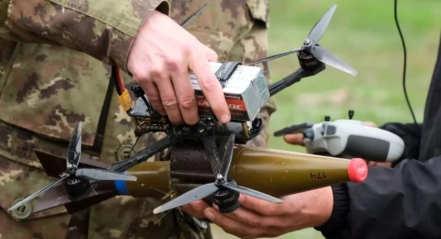 Các UAV tấn công giá rẻ, được gọi là FPV (first-person view), trang bị camera truyền hình trực tiếp và điều khiển bằng kính thực tế ảo, ngày càng trở nên phổ biến. Chúng có thể bay xa hơn 10 dặm, trực tiếp lao vào mục tiêu để phát nổ hoặc thả bom từ trên cao.