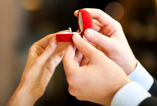 Cũng trong ngày đó, mẹ của Triệu còn phát 2.000 nhân dân tệ (khoảng hơn 7 triệu đồng) tiền lì xì cho dàn trẻ em mà phía "nhà gái" mang theo. Bản thân anh Triệu và người thân cũng tặng Trịnh Dương Dương 2.000 nhân dân tệ tiền mừng đính hôn, một chiếc nhẫn vàng trị giá 2.978,6 nhân dân tệ (khoảng 10,5 triệu đồng), cùng thuốc lá và các món quà khác.
