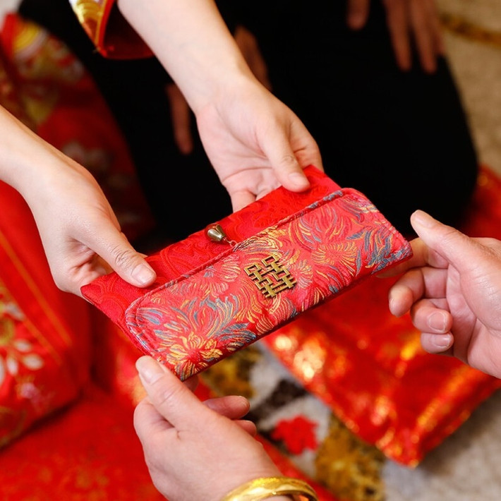 Sau lễ đính hôn, Tần Lĩnh, trong vai trò là mẹ của Trịnh Dương Dương, đã nhiều lần lấy cớ sửa sang cửa hàng, cha bị ốm và qua đời để yêu cầu Triệu và gia đình anh đưa thêm gần 70.000 nhân dân tệ (hơn 248 triệu đồng) tiền mặt.