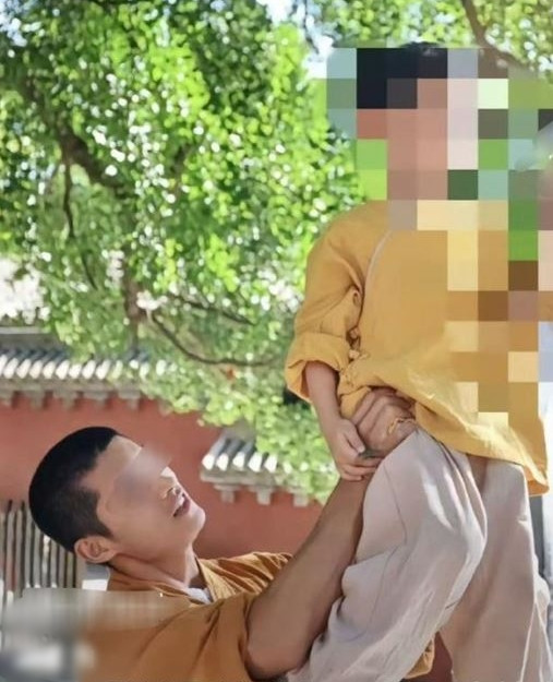 Anh Dương nhận thấy, khi trở về sau chuyến đi Thiếu Lâm Tự, vợ mình như biến thành người khác, thường xuyên cãi vã với anh, chỉ trích anh "không đủ chu đáo" và "không đáp ứng được nhu cầu tình cảm của cô ấy", thậm chí còn đòi ly hôn. Trong ảnh là nhà sư vướng bê bối tình cảm tại Thiếu Lâm Tự đang dạy môn sinh học võ.