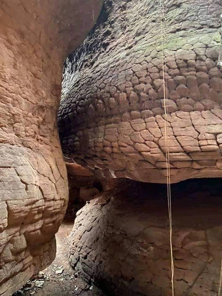 Hang rắn Naka nằm tại huyện Bueng Khong Long, một vùng đất nằm gần sông Mekong, có địa hình đồi núi phức tạp và rừng nhiệt đới rậm rạp. Hang động được hình thành tự nhiên với chiều dài khá lớn, trải qua hàng triệu năm biến đổi địa chất. Những tảng đá trong hang mang hình thù đặc biệt, nhiều người tin rằng chính điều này đã góp phần thổi bùng lên những truyền thuyết về Naga.