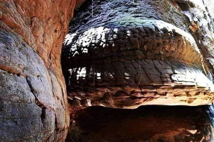 Đặc biệt, cấu trúc hang Naka với các khối đá có hoa văn như vảy rắn, thân rắn cuộn mình dọc theo vách đá khiến cho nhiều người liên tưởng đến việc hang này từng là nơi sinh sống của những con rắn thần thánh. Sự kết hợp giữa thiên nhiên hoang sơ, địa hình hiểm trở và những truyền thuyết linh thiêng đã khiến hang rắn Naka trở thành một trong những địa điểm du lịch tâm linh bí ẩn hấp dẫn nhất của Thái Lan.