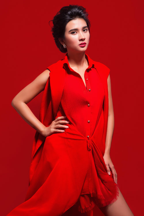 Người đẹp biết cách phô diễn những thế mạnh của mình từ ánh mắt biểu đạt cho đến cách tạo dáng.