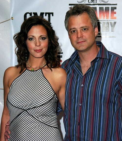 Sara Evans và Craig Schelske. Nữ ca sĩ nhạc đồng quê Sara Evans đã nộp đơn ly dị chồng vì cho rằng Craig Schelske đã từng qua đêm với bảo mẫu.