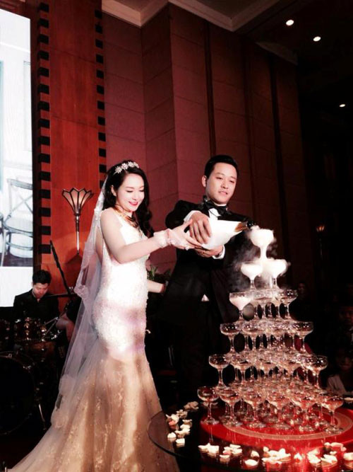 Tiếp theo đó là hàng loạt những mỹ nhân như Thân Thúy Hà, Ngân Khánh, Hồng Quế, Mỹ Tâm nhưng cuối cùng Tuấn Hưng vẫn một mình lẻ bóng. Điều đó chứng tỏ một điều mối nhân duyên của nam ca sĩ Hà thành chưa tới. Phải đến đầu năm 2014, sau nhiều đồn thổi về mối tình của Tuấn Hưng và hot girl Hương Baby, người trong giới mới khẳng định giọng ca "Tìm lại bầu trời" đã gặp được định mệnh của đời anh. Quả thật không lâu sau, tháng 4/2014, Tuấn Hưng chính thức rước nàng về dinh trong sự chúc phúc của người thân và bạn bè.